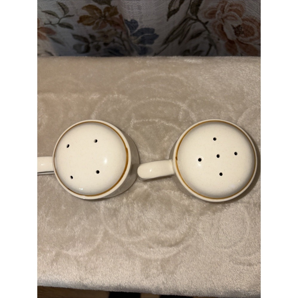 Vintage International Heartland Handled Salt and Pepper Shakers. - Picture 3 of 4